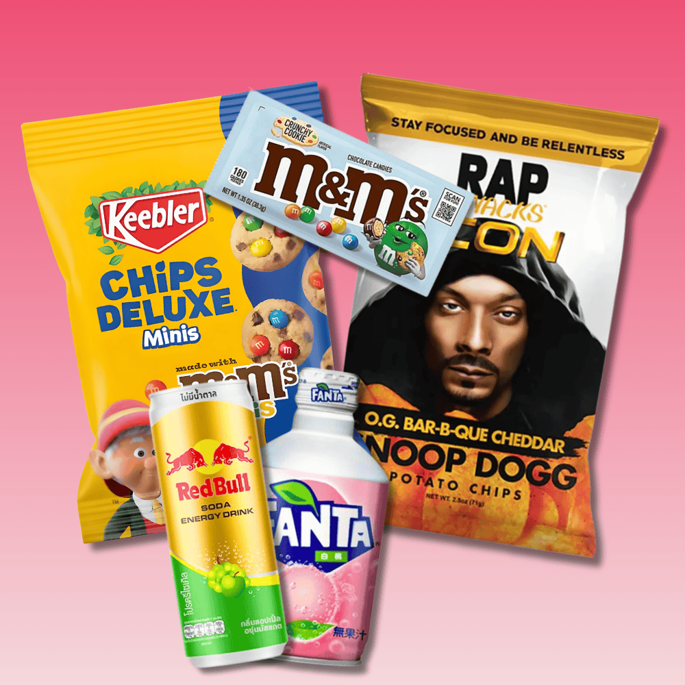 Amerikaans snoep, snacks en drankjes zoals Keebler koekjes, M&M's, Rap Snacks chips, Red Bull en Fanta op roze achtergrond.
