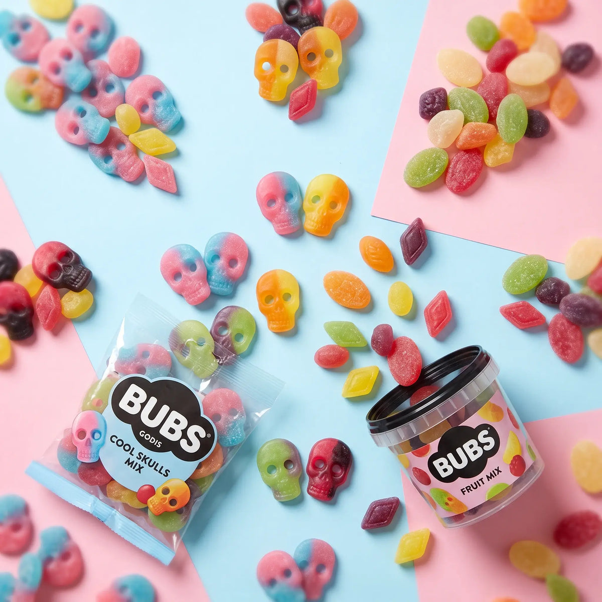 Kleurrijke mix van Bubs snoep met de bekende zachte Zweedse skulls en fruitige ovalen in verpakkingen.